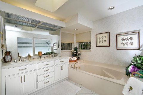 House in Punta Gorda, Florida 3 bedrooms, 219.71 sq.m. № 2199248 - photo 30