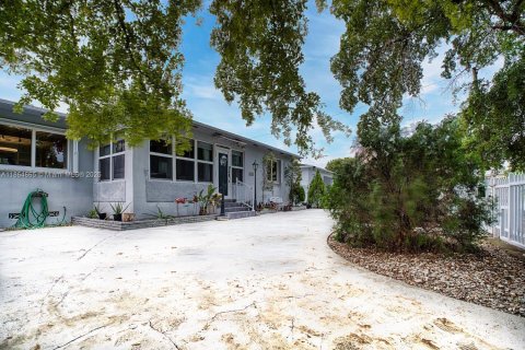 House in Hollywood, Florida 2 bedrooms, 121.42 sq.m. № 1893380 - photo 3