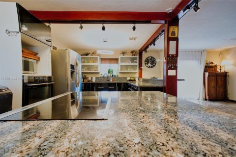 House in Hollywood, Florida 2 bedrooms, 121.42 sq.m. № 1893380 - photo 6