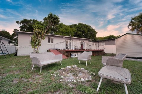 House in Hollywood, Florida 2 bedrooms, 121.42 sq.m. № 1893380 - photo 24