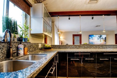 House in Hollywood, Florida 2 bedrooms, 121.42 sq.m. № 1893380 - photo 7