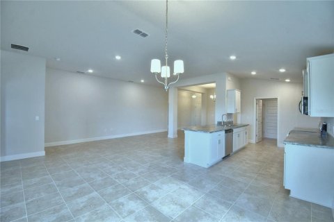 House in MAGNOLIA PARK in Haines City, Florida 3 bedrooms, 183.02 sq.m. № 1724215 - photo 13
