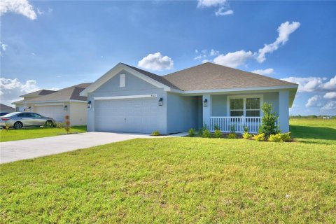 House in MAGNOLIA PARK in Haines City, Florida 3 bedrooms, 183.02 sq.m. № 1724215 - photo 2