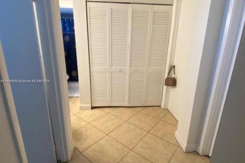 Снять в аренду квартиру в Майами, Флорида 2 спальни, 83.61м2, № 1950645 - фото 3