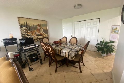 Снять в аренду квартиру в Майами, Флорида 2 спальни, 83.61м2, № 1950645 - фото 2