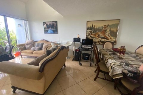 Снять в аренду квартиру в Майами, Флорида 2 спальни, 83.61м2, № 1950645 - фото 1