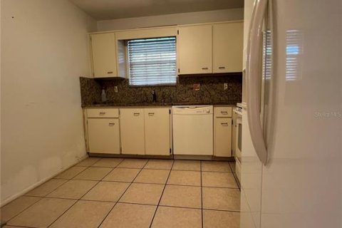 Condo in Temple Terrace, Florida, 2 bedrooms  № 2149059 - photo 10
