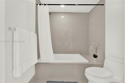 Купить кондоминиум в Майами, Флорида 1 спальня, 68.56м2, № 1995399 - фото 16