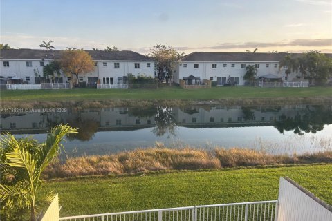 Townhouse in Homestead, Florida 3 bedrooms, 141.03 sq.m. № 1645583 - photo 8