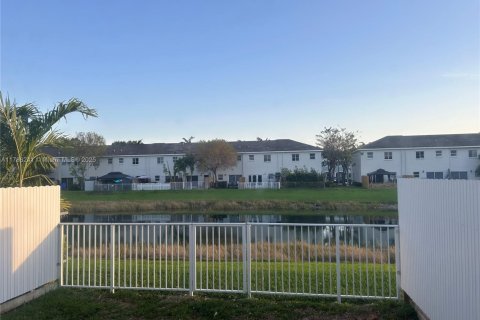 Townhouse in Homestead, Florida 3 bedrooms, 141.03 sq.m. № 1645583 - photo 9