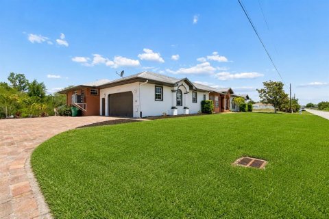 Villa ou maison à vendre à Punta Gorda, Floride: 4 chambres, 302.3 m2 № 2156945 - photo 2