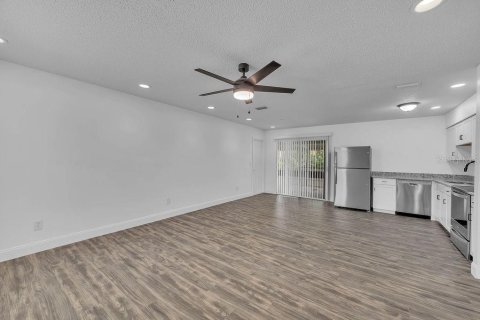 House in Palm Bay, Florida 3 bedrooms, 89.19 sq.m. № 1900717 - photo 13