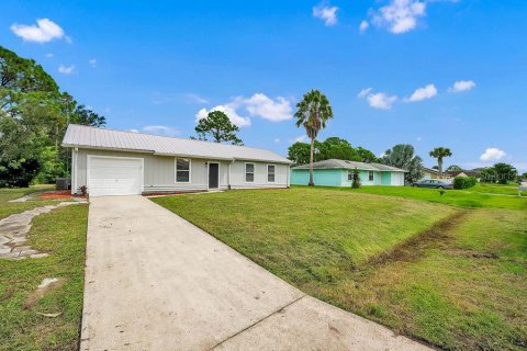 House in Palm Bay, Florida 3 bedrooms, 89.19 sq.m. № 1900717 - photo 12