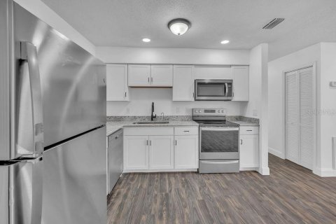 House in Palm Bay, Florida 3 bedrooms, 89.19 sq.m. № 1900717 - photo 14