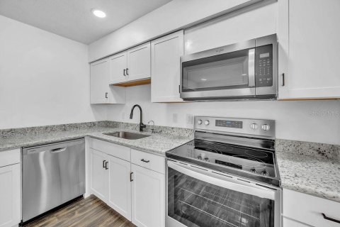 House in Palm Bay, Florida 3 bedrooms, 89.19 sq.m. № 1900717 - photo 15
