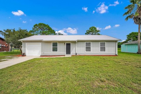 House in Palm Bay, Florida 3 bedrooms, 89.19 sq.m. № 1900717 - photo 1