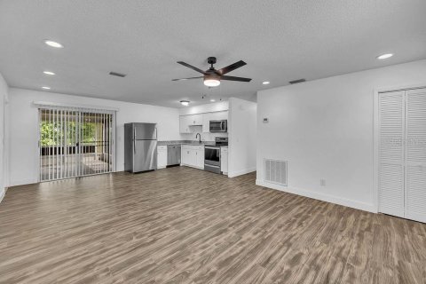 House in Palm Bay, Florida 3 bedrooms, 89.19 sq.m. № 1900717 - photo 2