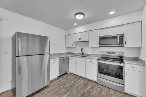 House in Palm Bay, Florida 3 bedrooms, 89.19 sq.m. № 1900717 - photo 3