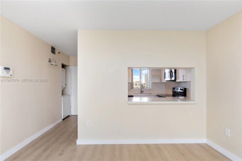 Купить кондоминиум в Майами, Флорида 2 спальни, 82.03м2, № 2003246 - фото 13