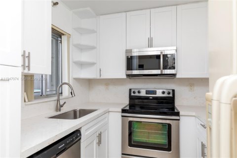 Купить кондоминиум в Майами, Флорида 2 спальни, 82.03м2, № 2003246 - фото 9