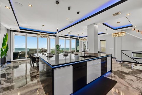 House in Treasure Island, Florida 5 bedrooms, 482.91 sq.m. № 1832617 - photo 20