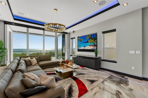 House in Treasure Island, Florida 5 bedrooms, 482.91 sq.m. № 1832617 - photo 11