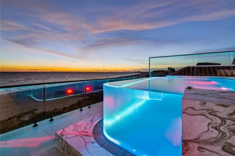 House in Treasure Island, Florida 5 bedrooms, 482.91 sq.m. № 1832617 - photo 4