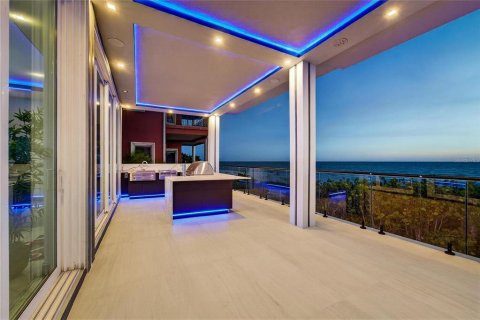 House in Treasure Island, Florida 5 bedrooms, 482.91 sq.m. № 1832617 - photo 25