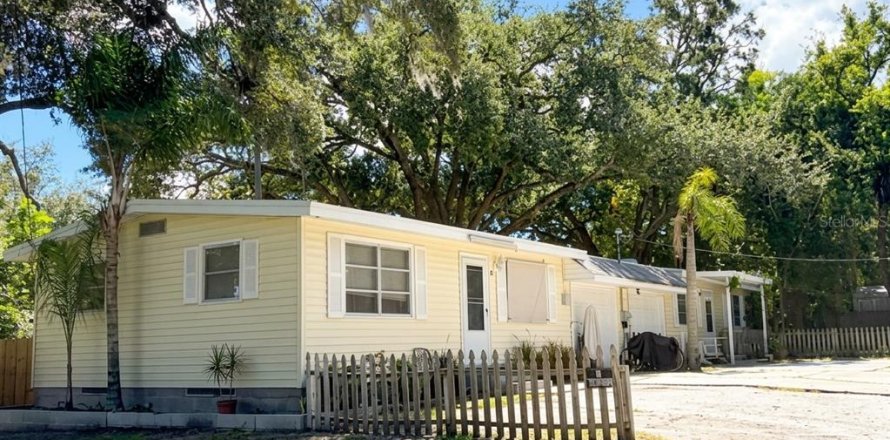 Commercial property in Largo, Florida 4 bedrooms, 133.78 sq.m. № 2383313