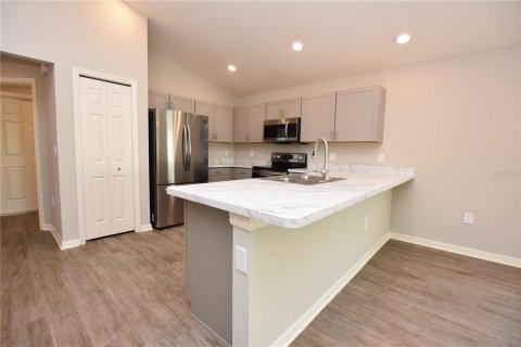 House in Auburndale, Florida 3 bedrooms, 137.4 sq.m. № 2167171 - photo 2