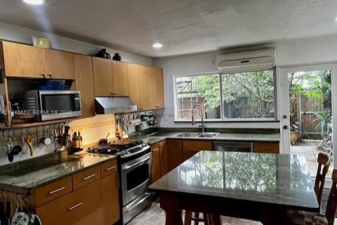 Townhouse in North Miami, Florida 3 bedrooms, 152.36 sq.m. № 2002811 - photo 5