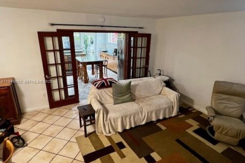 Townhouse in North Miami, Florida 3 bedrooms, 152.36 sq.m. № 2002811 - photo 4