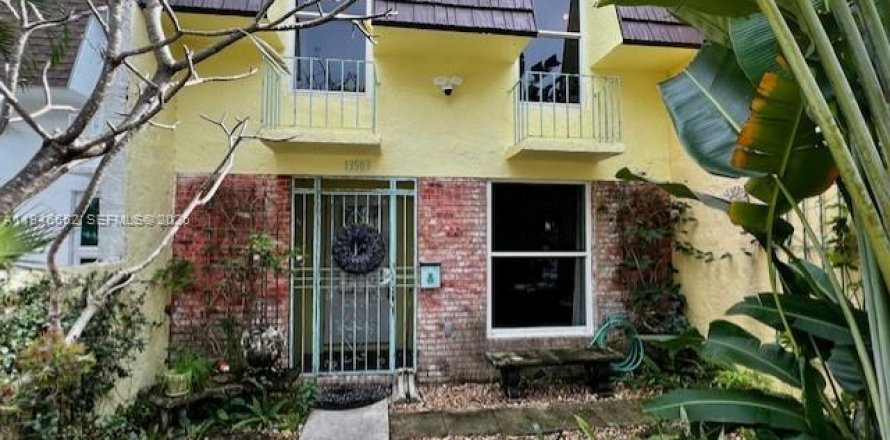Townhouse in North Miami, Florida 3 bedrooms, 152.36 sq.m. № 2002811