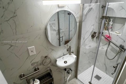 Townhouse in North Miami, Florida 3 bedrooms, 152.36 sq.m. № 2002811 - photo 7