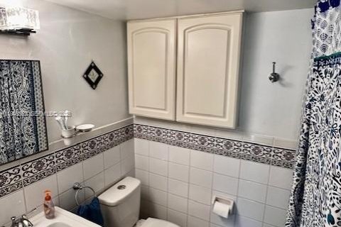 Townhouse in North Miami, Florida 3 bedrooms, 152.36 sq.m. № 2002811 - photo 12