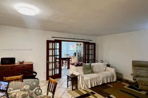 Townhouse in North Miami, Florida 3 bedrooms, 152.36 sq.m. № 2002811 - photo 9