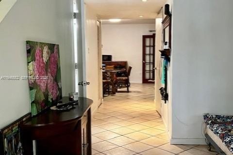 Townhouse in North Miami, Florida 3 bedrooms, 152.36 sq.m. № 2002811 - photo 2