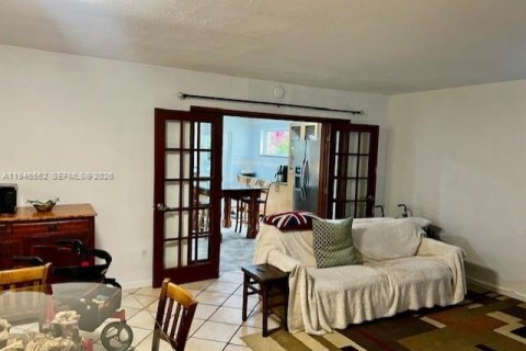 Townhouse in North Miami, Florida 3 bedrooms, 152.36 sq.m. № 2002811 - photo 17