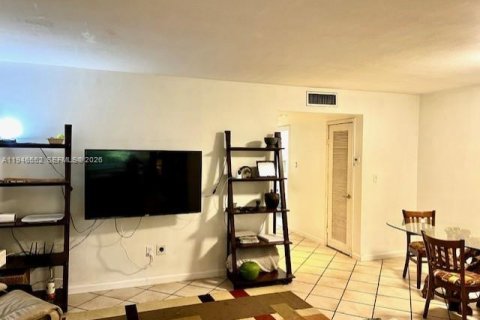 Townhouse in North Miami, Florida 3 bedrooms, 152.36 sq.m. № 2002811 - photo 18