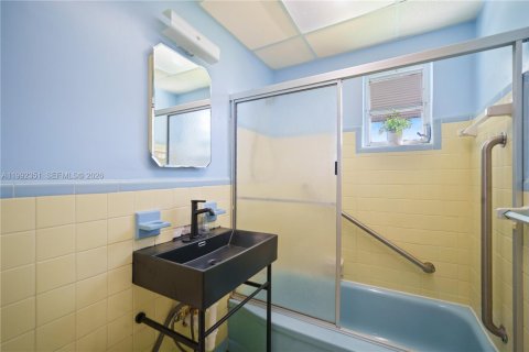 Villa ou maison à vendre à Miami, Floride: 2 chambres, 86.96 m2 № 2059660 - photo 19