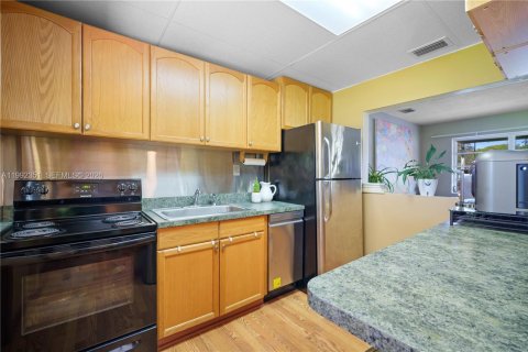 Villa ou maison à vendre à Miami, Floride: 2 chambres, 86.96 m2 № 2059660 - photo 11