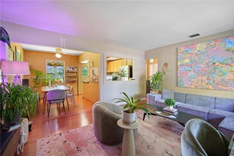 Villa ou maison à Miami, Floride 2 chambres, 86.96 m2 № 2059660