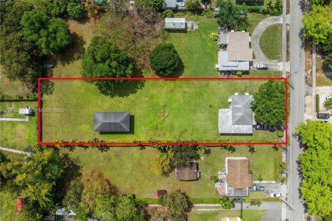 Villa ou maison à vendre à Miami, Floride: 2 chambres, 86.96 m2 № 2059660 - photo 3