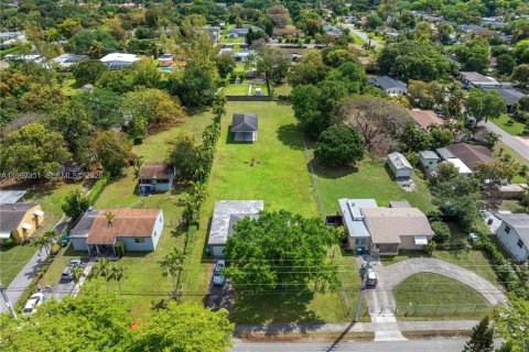 Villa ou maison à vendre à Miami, Floride: 2 chambres, 86.96 m2 № 2059660 - photo 2