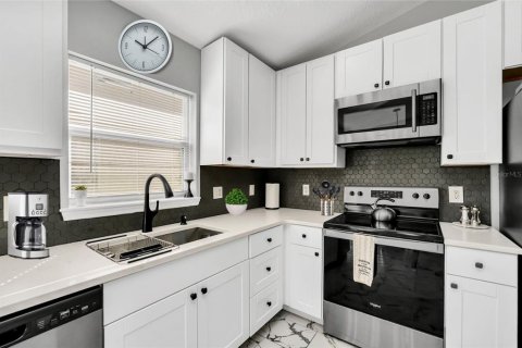 House in Davenport, Florida 4 bedrooms, 154.68 sq.m. № 1910069 - photo 12