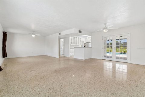 House in Sun City Center, Florida 2 bedrooms, 121.52 sq.m. № 2157596 - photo 8