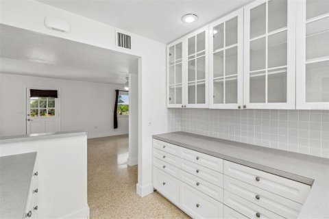 House in Sun City Center, Florida 2 bedrooms, 121.52 sq.m. № 2157596 - photo 12