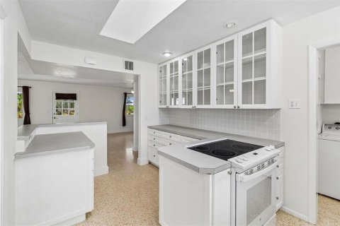 House in Sun City Center, Florida 2 bedrooms, 121.52 sq.m. № 2157596 - photo 4
