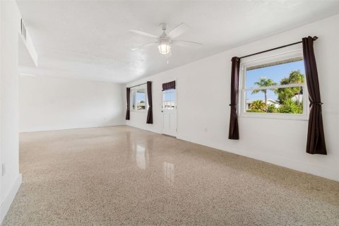 House in Sun City Center, Florida 2 bedrooms, 121.52 sq.m. № 2157596 - photo 7