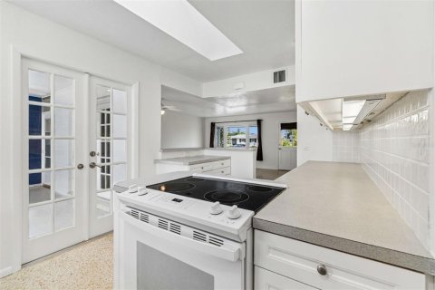 House in Sun City Center, Florida 2 bedrooms, 121.52 sq.m. № 2157596 - photo 16